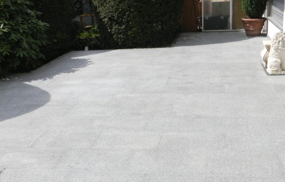 Reinigung von Natursteinen in Außenbereichen